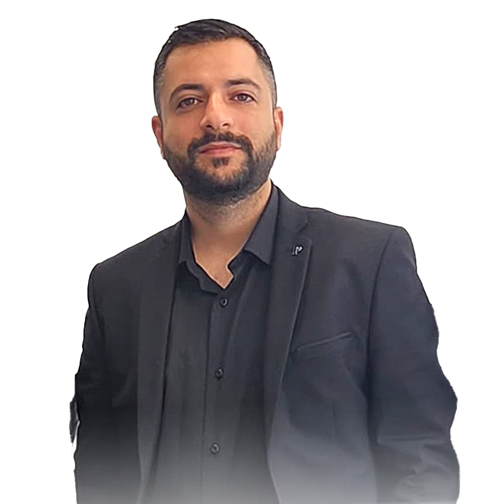 בחור צעיר בחליפה שחורה